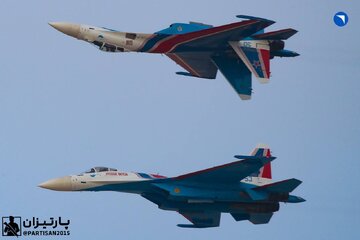 هنرنمایی جنگنده ‎های su-35S تیم «شوالیه‎ های روسی»