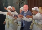 ببینید | رقص‌ عربی رئیس فیفا در عربستان