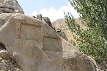 عکس  | اولین عکس از کتیبه هخامنشی همدان پس از مرمت