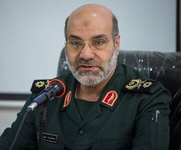 عکسی از سردار زاهدی در مراسم اقامه نماز رهبر انقلاب بر پیکر شهید رضی موسوی