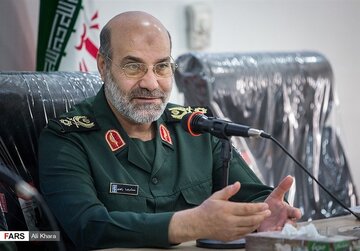 عکسی دیده نشده از شهید سردار زاهدی در محوطه بیت رهبری عکسی دیده نشده از شهید سردار زاهدی در محوطه بیت رهبری