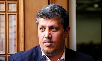 عکس | ژست خاص مهدی هاشمی در مراسم چهلم آیت الله موسوی بجنوردی