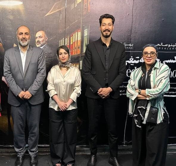 عکس | اختلاف قد فاحش لیلا بلوکات با بهرام افشاری در عکس یادگاری در پشت صحنه