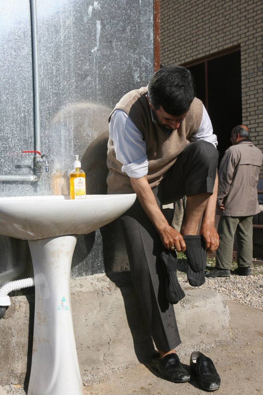 عکس | تصویر متفاوت محمود احمدینژاد در حین پوشیدن جوراب بعد از گرفتن وضو!
