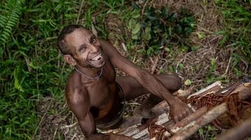 تصاویر | عکس‌هایی از آخرین قبایل آدم‌خوار در جهان؛ جمجمه‌ انسان لیوان آب شد!