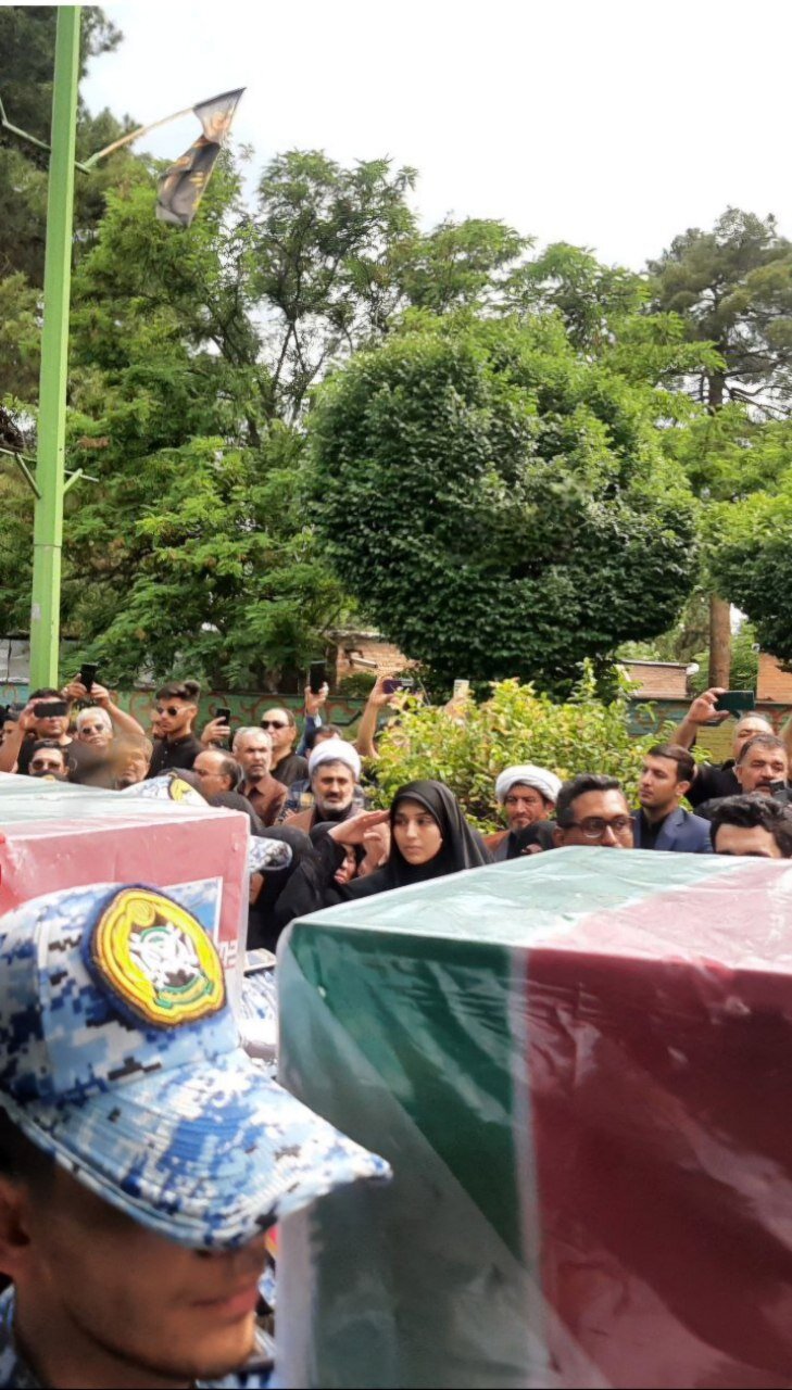 عکس | یک قاب احساسی؛ ادای احترام نظامی دختر شهید خلبان سید طاهر مصطفوی به تابوت پدرش