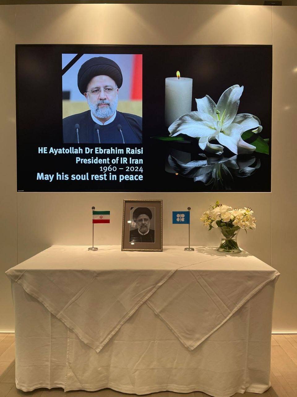 عکس | تصویری از میز یادبود ابراهیم رئیسی در وین