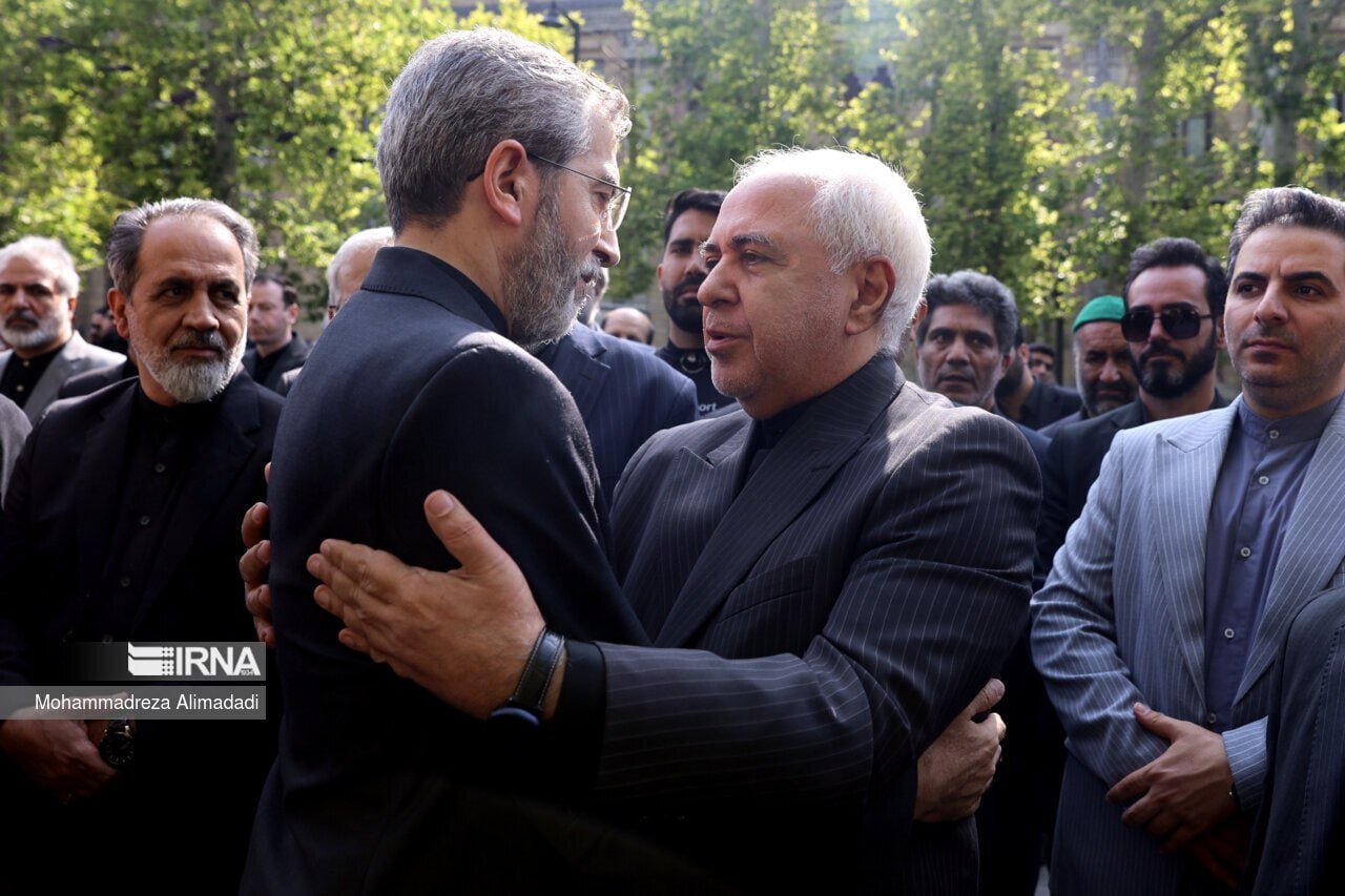 عکس | تصویری از ظریف و علی باقری در آغوش هم در مراسم تشییع امیرعبداللهیان
