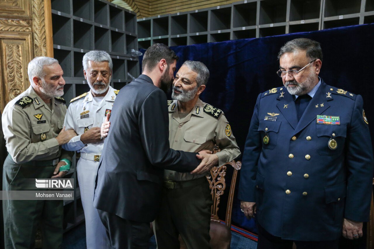 ببینید | تصویری از فرزند آیتالله آل هاشم در آغوش فرمانده کل ارتش