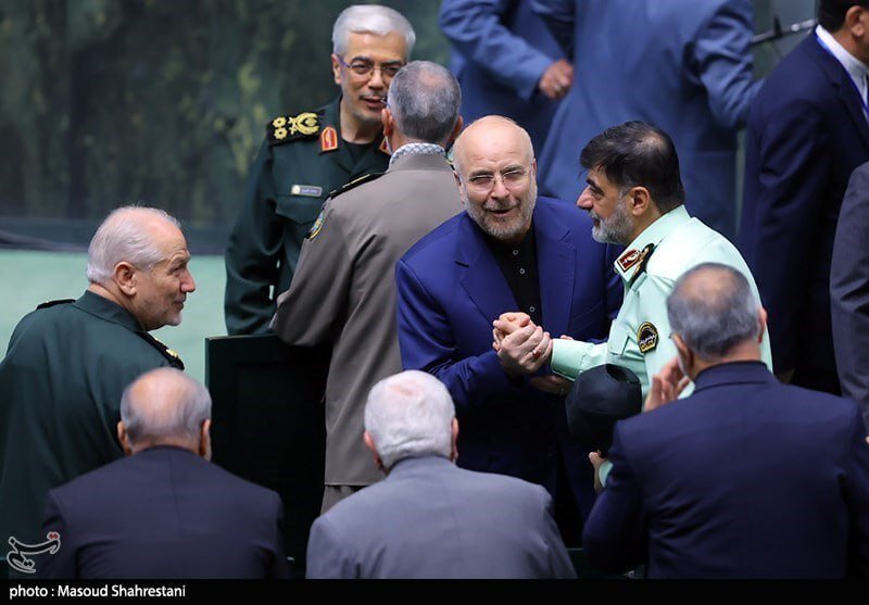 عکس | سبک متفاوت دست دادن سردار رادان و قالیباف در صحن مجلس مقابل چشمان فرماندهان سپاه