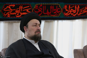 تصاویر | حضور سید حسن خمینی در منزل شهید رئیسی
