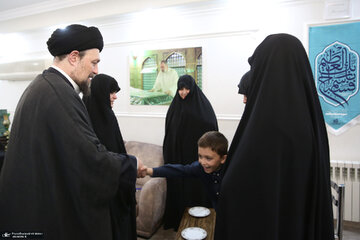 تصاویر | حضور سید حسن خمینی در منزل شهید رئیسی