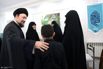 تصاویر | حضور سید حسن خمینی در منزل شهید رئیسی