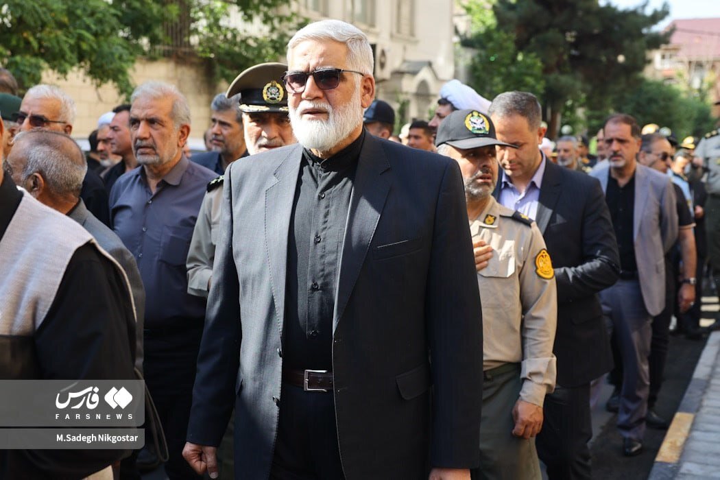 عکس | تصویری از مقام ارشد ارتش با پوشش متفاوت در مراسم تشییع پیکر همسر شهید صیاد شیرازی
