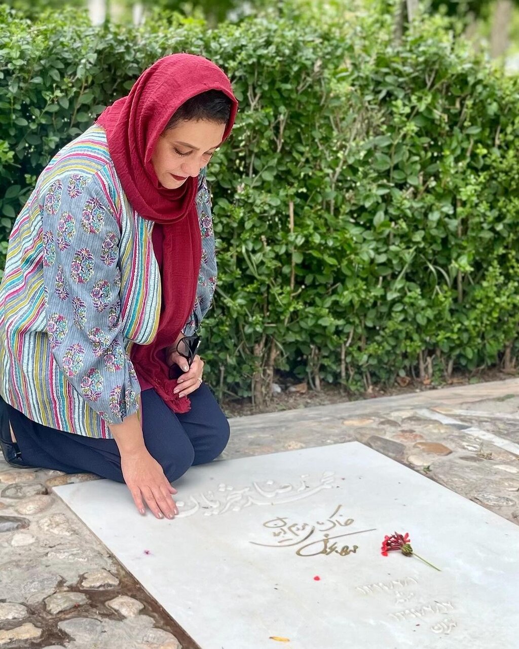 عکس | خانم بازیگر بر سر مزار استاد شجریان