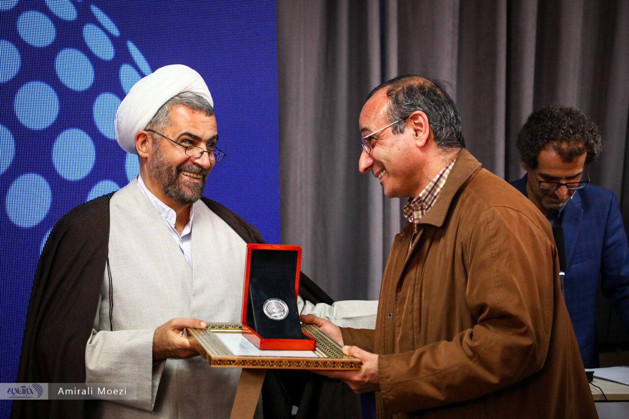 تصاویر | از هدیه کتابخانههای آیت الله سیستانی تا هدیه مدیران کتابخانههای ملی و مجلس 3